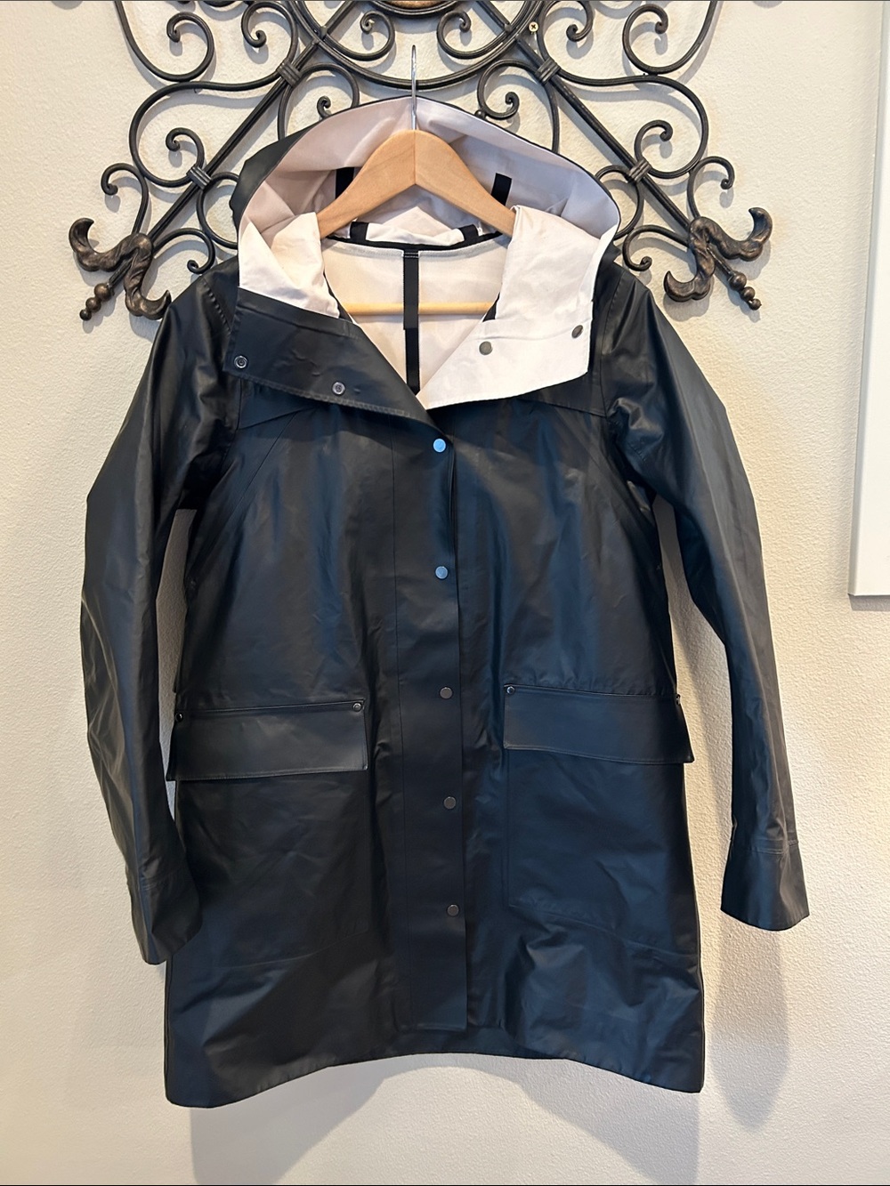 LULULEMON "INTO THE DRIZZLE" RAIN JACKET SIZE 4 BLACK